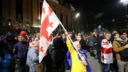 Proteste violente in fata Parlamentului georgian. Mii de oameni au petrecut noaptea in fata cladirii