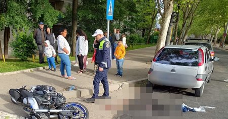 Batrana lovita de o motocicleta acrosata de o masina. Victima este in stare grava la spital