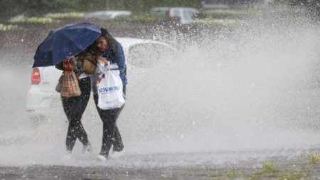 Un val de aer polar a lovit Romania. Temperaturi neobisnuit de scazute si precipitatii abundente. La munte a nins.