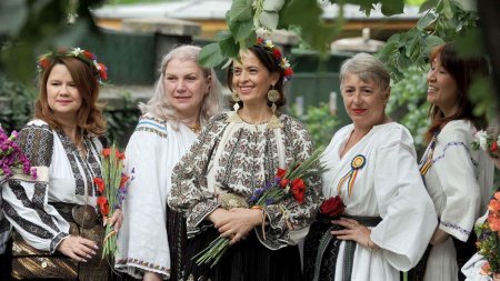 Parada Domnite cu altite de Ziua Nationala a Costumului Traditional din Romania