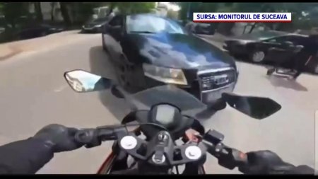 Impact intre o masina si o motocicleta, in Suceava. Bai, omule, eu semnalizez, tu nu te uiti? VIDEO