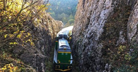 Cea mai frumoasa cale ferata din lume se gaseste in Romania. Se intinde pe 14 tuneluri si 10 viaducte, iar peisajele sunt de basm