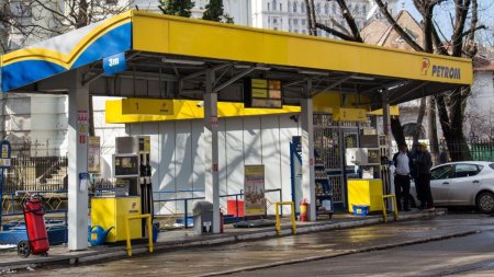 Benzina se mai ieftineste si costa cat motorina. <span style='background:#EDF514'>PRETUL CARBURANT</span>ilor in Romania, astazi, 14 mai 2024