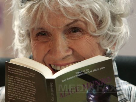 Alice Munro, laureata cu <span style='background:#EDF514'>NOBEL</span>, a murit la varsta de 92 de ani