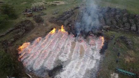 Incendiu puternic la depozitul de lemn al unei fabrici de peleti din judetul Mehedinti