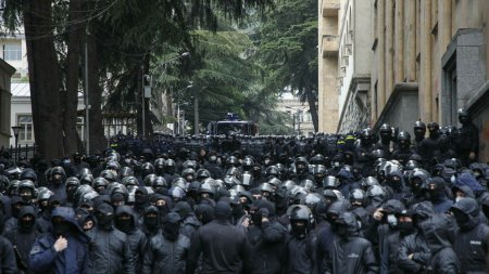 Trupele speciale din Georgia au actionat in forta impotriva protestatarilor de la Parlament, nemultumiti de legea ruseasca