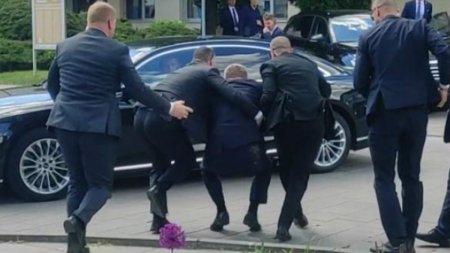 Momentul in care premierul slovac, Robert Fico, este scos din multime, imediat dupa ce a fost impuscat