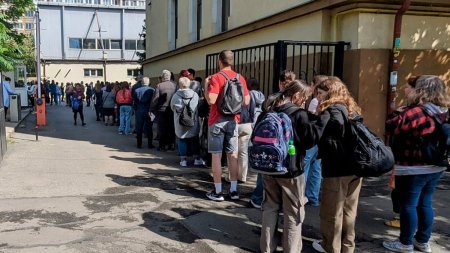 Singurul progres: nu-ti trebuie dosar cu sina: Coada uriasa la un colegiu din Bucuresti, pentru inscrierea la examenul de limba straina inclus in admiterea la liceu