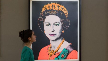 De la Andy Warhol la Cecil Beaton, <span style='background:#EDF514'>PORTRETE</span>le emblematice ale familiei regale britanice din ultimii 100 de ani vor fi expuse la Londra