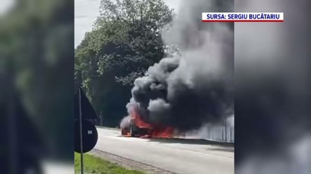 O masina a fost inghitita de flacari violente pe o sosea din Botosani. Soferul si pasagerii sai s-au salvat in ultima clipa