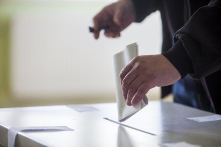 MAE a inceput distribuirea materialelor pentru sectiile de votare din strainatate