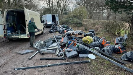 Doi romani au fost prinsi cand aruncau tone de gunoi pe un drum de tara din Anglia, au fost blocati de localnici si apoi condamnati