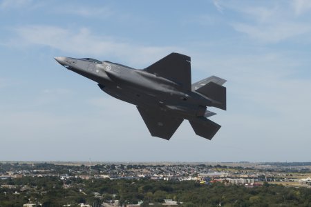 De ce vrea Armata Romana sa dea 6,5 mld. dolari pe avioane F-35 de ultima generatie: Durata de viata a avioanelor din dotarea Fortelor Aeriene este depasita sau va fi depasita pana in 2035-2040. Ce <span style='background:#EDF514'>DOTARI</span> au avioanele F-35