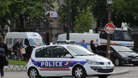 Un barbat inarmat cu un cutit si o bara fier, care voia sa incendieze o sinagoga din Franta, a fost ucis de politie
