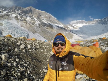 Alpinistul Adrian Ahritculesei a cucerit varful Everest. Urmeaza partea cea mai grea a expeditiei