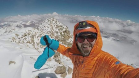 Un alpinist din <span style='background:#EDF514'>PETROSANI</span> a cucerit Everestul. De mine depinde totul