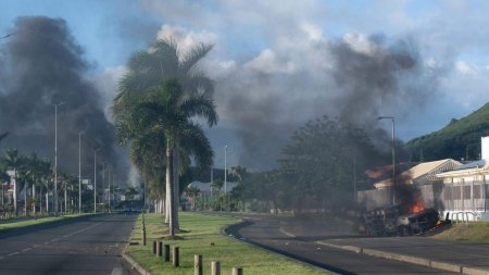 Trei romani sunt prinsi in mijlocul revoltelor violente din Noua Caledonie