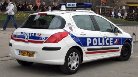 Politistii francezi au impuscat un barbat care incerca sa incendieze o <span style='background:#EDF514'>SINAGOGA</span> din Rouen