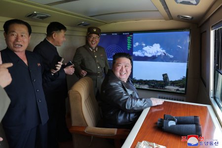 Coreea de Nord anunta ca a lansat o racheta balistica spre Marea Japoniei si promite intarirea mai rapida a fortei sale nucleare