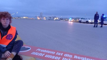 Activistii climatici s-au lipit de pista aeroportului din München si au paralizat traficul aerian