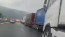 Blocaj pe Autostrada A1, la <span style='background:#EDF514'>MINTIA</span>, jud. Hunedoara, dupa explozia anvelopei unui TIR