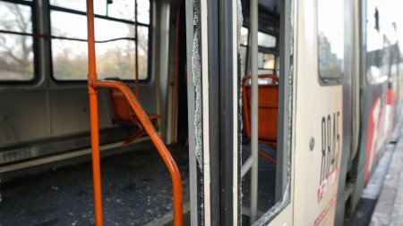 <span style='background:#EDF514'>ACCIDENT PE BULEVARD</span>ul 1 Decembrie din Capitala, intre doua tramvaie si o masina. Doua persoane au ajuns la spital