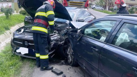 Copil ranit intr-un accident cu trei masini pe o sosea din judetul Arges