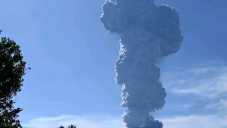 Linia de foc a Pacificului: Un vulcan din Indonezia a erupt noaptea trecuta. Mai multe localitati au fost evacuate