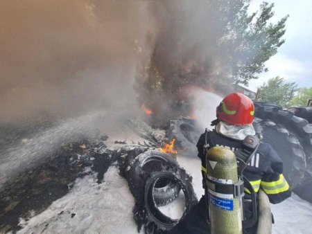 Incendiu urias intr-o parcare de tiruri din Timisoara. Zeci de <span style='background:#EDF514'>CAUCIUCURI</span> au luat foc