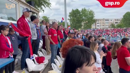 Otelul - U Cluj » Tot stadionul din Galati este in picioare, canta si aplauda pentru a impinge echipa spre victorie