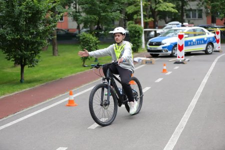 Concurs de educatie rutiera pentru copiii de gimnaziu din Bucuresti. Elevii, invatati sa aiba un comportament responsabil pe strada | VIDEO