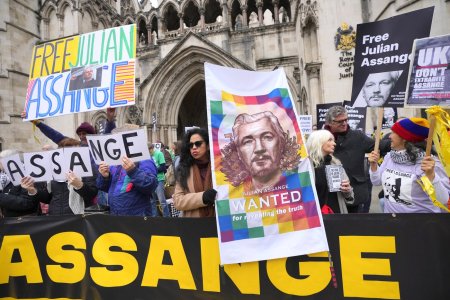 Ziua decisiva. <span style='background:#EDF514'>JULIAN ASSANGE</span>, fondatorul WikiLeaks, afla luni daca va fi extradat in SUA