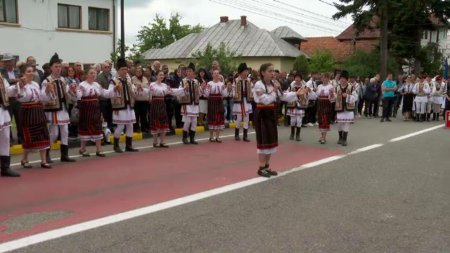 Traditie in Gorj: ciobanii petrec inainte sa urce cu oile pe munte. Cum au petrecut oamenii. Stim sa dansam foarte bine