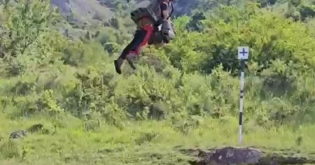 Un jet-pack cu pilot a fost testat cu succes in Romania. Exercitiu DSU VIDEO