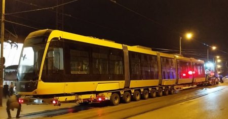 Primul tramvai galben de la <span style='background:#EDF514'>BOZANKAYA</span> a ajuns Timisoara. Vor mai urma 16 pana la finalul anului