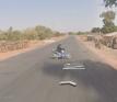 Imaginile din Google Maps par sa arate un motociclist <span style='background:#EDF514'>LOVIT DE MASINA</span> Street View