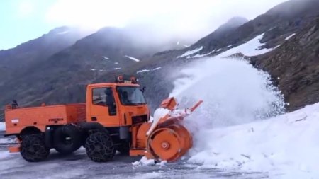 Lucrarile de deszapezire pe Transfagarasan sunt pe ultima suta de metri. Traseul va fi deschis in curand pentru iubitorii de drumetii