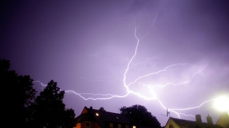 Cel putin 10 persoane au fost ranite de fulger, In Germania. Patru sunt in stare grava