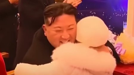 Hit-ul viral de propaganda al lui Kim Jong Un, Friendly Father (Tatal prietenos), interzis in Coreea de Sud