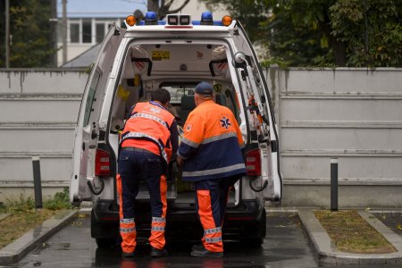 Sofer strivit de masina de gunoi dupa ce a uitat sa traga frana de mana, in Mures