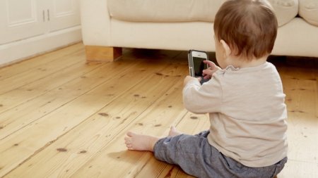 Ministerul Educatiei, recomandari pentru parinti si educatori: Copiii sub 2 ani nu ar trebui sa aiba acces la telefoane si <span style='background:#EDF514'>TABLE</span>te