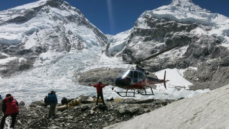 Un <span style='background:#EDF514'>ALPINIST</span> roman, gasit mort pe muntele Everest, la peste 7.000 de metri altitudine. Unde a fost descoperit