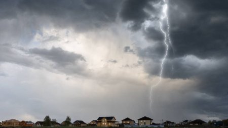 Cod Galben de ploi torentiale si vijelii, in aproape jumatate de tara. Lista judetelor afectate