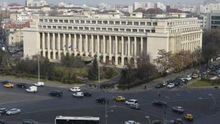 Angajatii din aparatul de lucru al Guvernului, protest cu umbrele triste