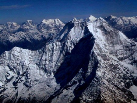 Un <span style='background:#EDF514'>ALPINIST</span> roman a murit luni dimineata pe muntele Everest la peste 7000m altitudine