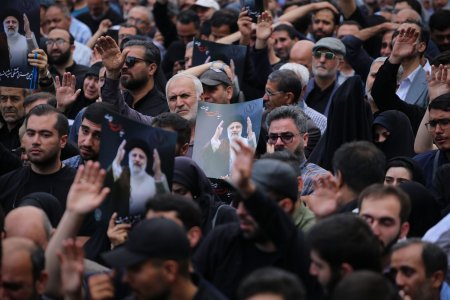 Zeci de mii de iranieni isi iau ramas-bun la Teheran de la presedintele Ebrahim Raisi VIDEO