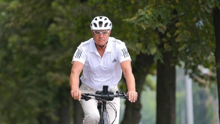 Klaus Iohannis, din nou pe bicicleta. Presedintele a mers pe doua roti de la <span style='background:#EDF514'>PREDEAL</span> la Zarnesti, insotit de SPP-isti
