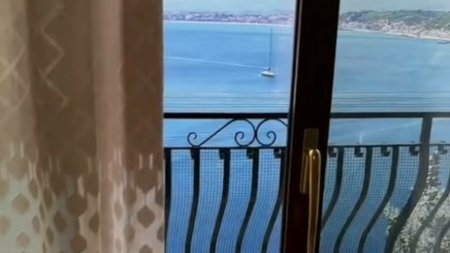 Patania unei turiste care a platit o avere pentru o camera de hotel cu vedere la mare. Ce a primit de fapt