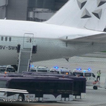 Douazeci de persoane din avionul Singapore Airlines, lovit de turbulente severe, la terapie intensiva: Am fost aruncat in tavan