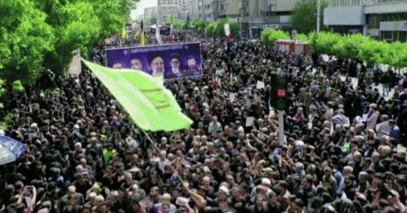 Mii de iranieni pe strazi pentru funeraliile presedintelui Ebrahim Raisi. Ayatollahul Ali Khamenei a condus rugaciunile FOTO VIDEO